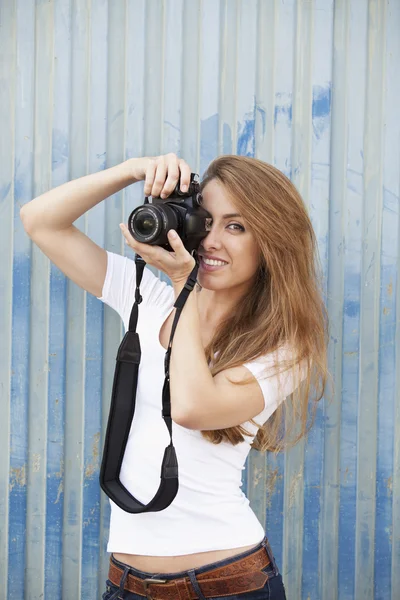 Jonge vrouw foto neemt met digitale camera, portret — Stockfoto