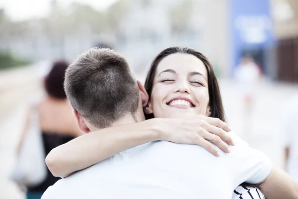 Feliz adolescente pareja abrazando en la calle — Foto de Stock