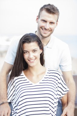 Sevgi dolu çift gülümseyen portresi