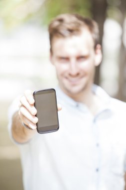 Mutlu adam cep telefonu ekran gösterilen