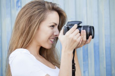 Fotoğraf çekme gülümseyen genç güzel kız portresi