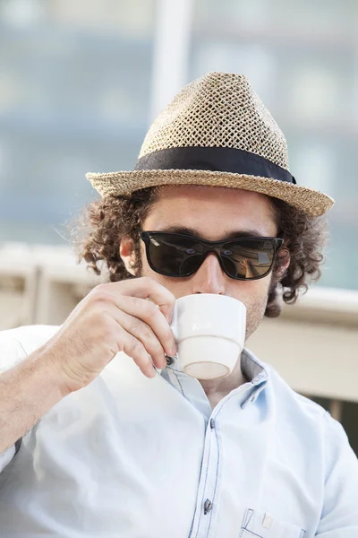 Bonito homem bebendo café — Fotografia de Stock