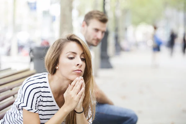 Portret van een jonge vrouw en man buiten op straat relatie problemen — Stockfoto