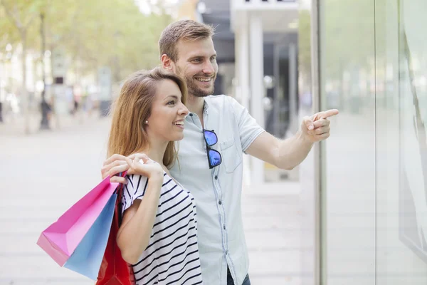 Porträt zweier Freunde beim gemeinsamen Einkaufen — Stockfoto