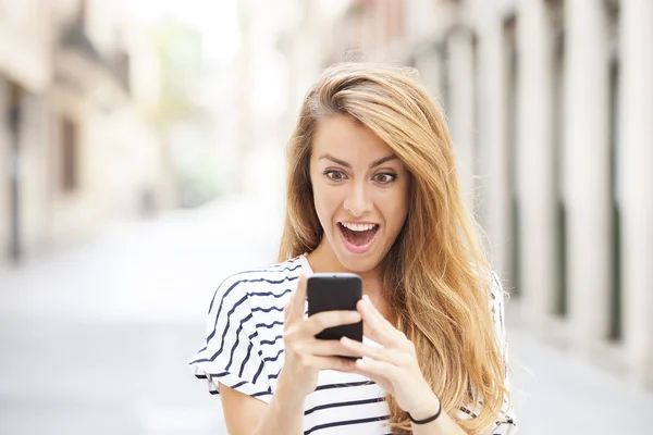 Portret van een glimlachende mooie vrouw te typen op de slimme telefoon — Stockfoto
