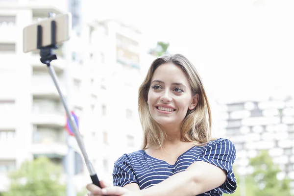 Giovane bella ragazza scattare foto selfie nella giornata di sole — Foto Stock