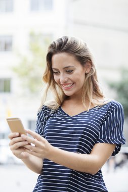 Ona telefon ile gülümseyen güzel kadın manifatura portresi