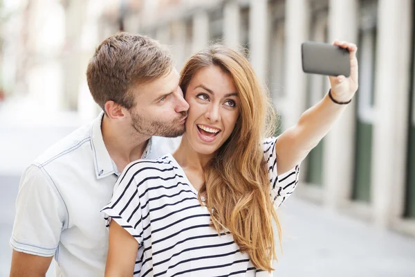 Retrato de una pareja feliz haciendo foto selfie con smartphone — Foto de Stock