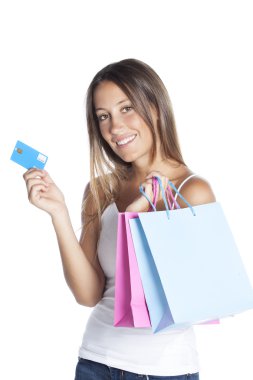 Alışveriş çantaları ve kredi kartı olan genç bir kadın.