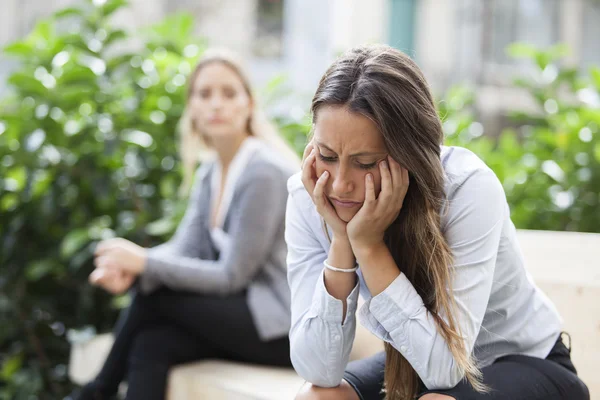 Genç kadın ve arkadaşı having problem Caddesi üzerinde açık portresi. Depresyon kavramı