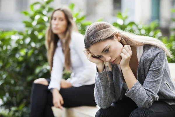 Ritratto di giovane donna e amica all'aperto per strada con problemi. Concetto di depressione — Foto Stock