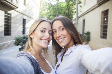 Arkadaşlar selfie yapma. İki güzel genç kadın selfie yapma