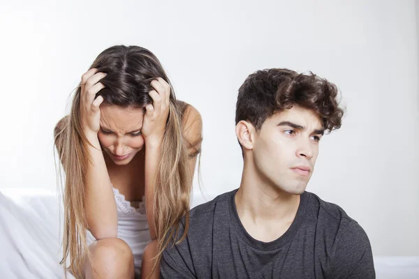 Sconvolto coppia arrabbiato con l'altro nel loro soggiorno — Foto Stock