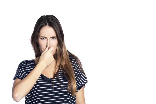 Портрет молодої жінки, що тримає ніс через поганий запах — стокове фото