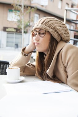 Kadınlar öğrenci notları ile uyuyor