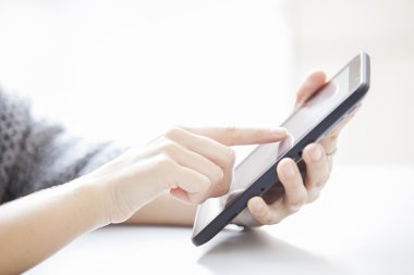 tablet ile kadının ellerini yukarıya kapatmak