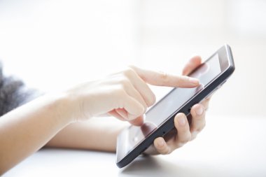 tablet ile kadının ellerini yukarıya kapatmak