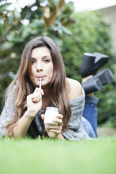 Mulher saudável comendo iogurte na colher . — Fotografia de Stock