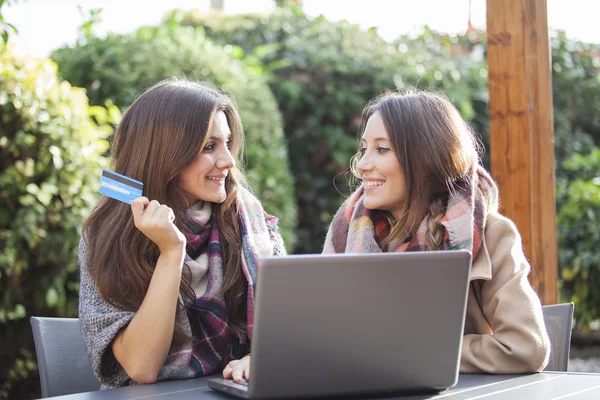 Dos novias atractivas comprando en línea con tarjeta de crédito — Foto de Stock