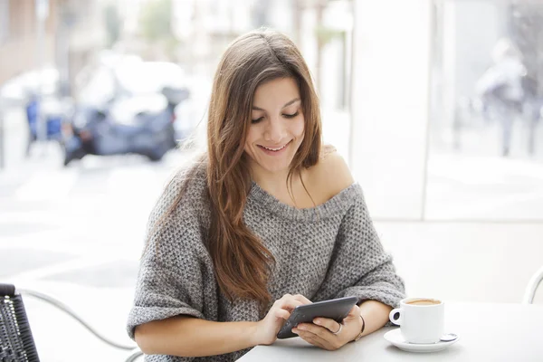 Felice giovane donna che beve caffè e utilizzando computer Tablet — Foto Stock