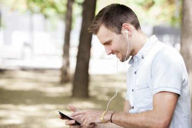 Yakışıklı adam park adlı bir metin telefonu ile gönderme