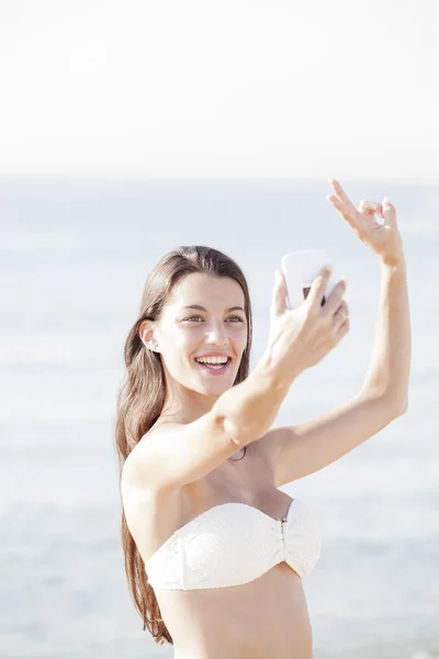 Girl taking fun selfie picture on beach vacation — Stock Photo, Image