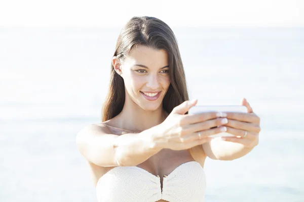 Chica tomando foto divertida selfie en vacaciones en la playa — Foto de Stock