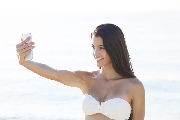 Девушка делает веселую селфи фотографию на пляже отдыха — стоковое фото