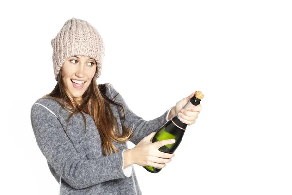 Modelo bonito retrato isolado sobre fundo branco abertura garrafa de champanhe — Fotografia de Stock