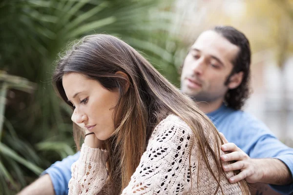 Paar betogen en zijn niet gelukkig met elkaar — Stockfoto