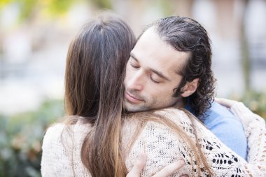 Güzel genç çift bir parkta sarılma