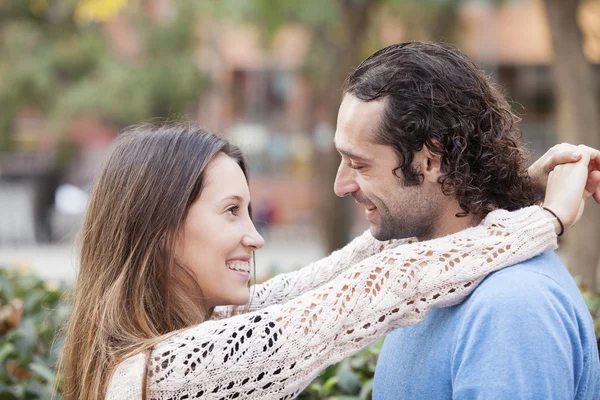 Vista lateral de una pareja enamorada — Foto de Stock