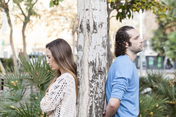 Молодая пара спина к спине после ссоры
