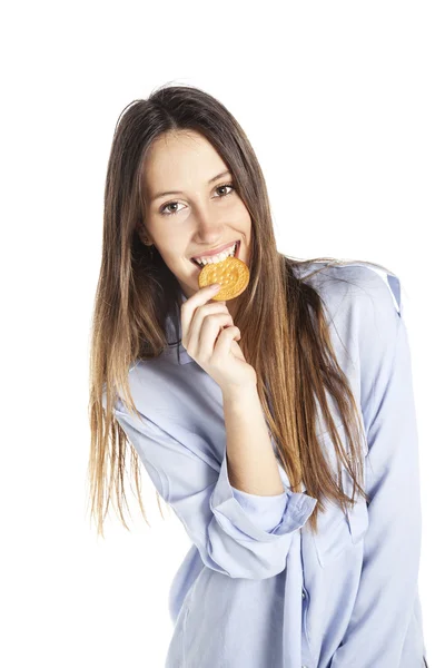 年轻女人吃饼干和微笑 — 图库照片