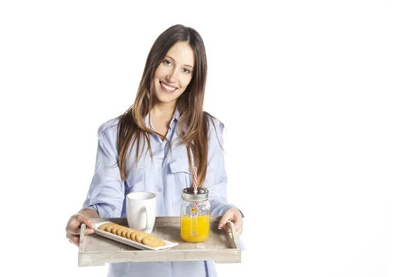 Wanita cantik tersenyum memegang nampan sarapan — Stok Foto