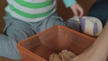 Hoş küçük sarışın çocuk Kinetik kum ile oynamak