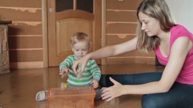 Hoş küçük sarışın çocuk Kinetik kum ile oynamak