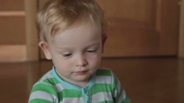 Hoş küçük sarışın çocuk Kinetik kum ile oynamak