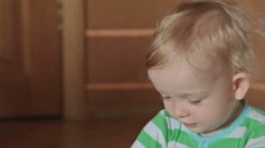 Hoş küçük sarışın çocuk Kinetik kum ile oynamak