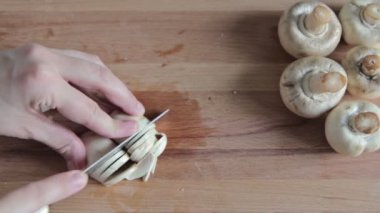 Kadının elleri mantar champignon kesme