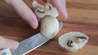 Kadının elleri mantar champignon kesme
