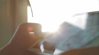 Evde tablet kullanan kadın