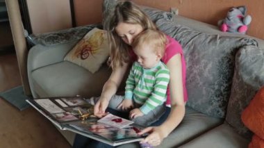 Anne oğlu fotoğraf albümü ile izlemek