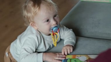 Çocuk kalmak kanepe evde yakınındaki