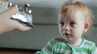 Demiryolu ile oynayan çocuk