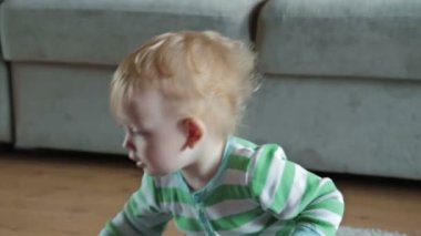 Çocuk oyuncak tren ile oynamak