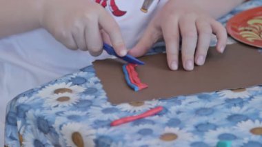 Çocuklar tarafından hamuru heykeltraşlık