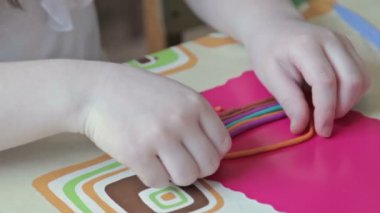 Çocuklar tarafından hamuru heykeltraşlık