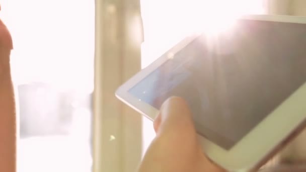 Femme utilisant une tablette à la maison