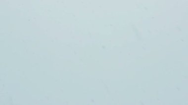 Kar taneleri üzerinde kış sky.